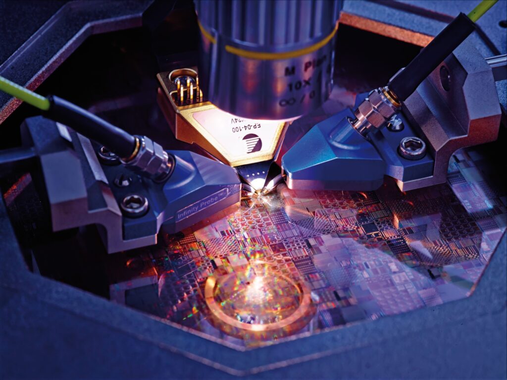 Entwicklung und Charakterisierung von Terahertzsensorik: Wafermessung unter dem Mikroskop mit elektrischen Präzisionssonden im Reinraum. Development and characterization of terahertz sensing: Wafer measurement under a microscope with precision electrical probes in a cleanroom.