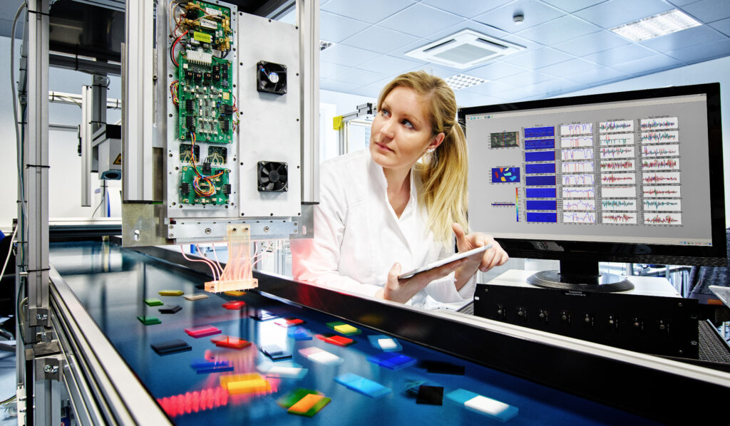 Terahertzsensorik: Verschiedene Kunsstoffe laufen auf einem Fließband unter Höchstfrequenz-Radarsensoren hindurch, ums sie zu vermessen und zu bestimmen. Terahertz sensing: Various plastics pass on a conveyor belt under high-frequency radar sensors for measurement and identification.