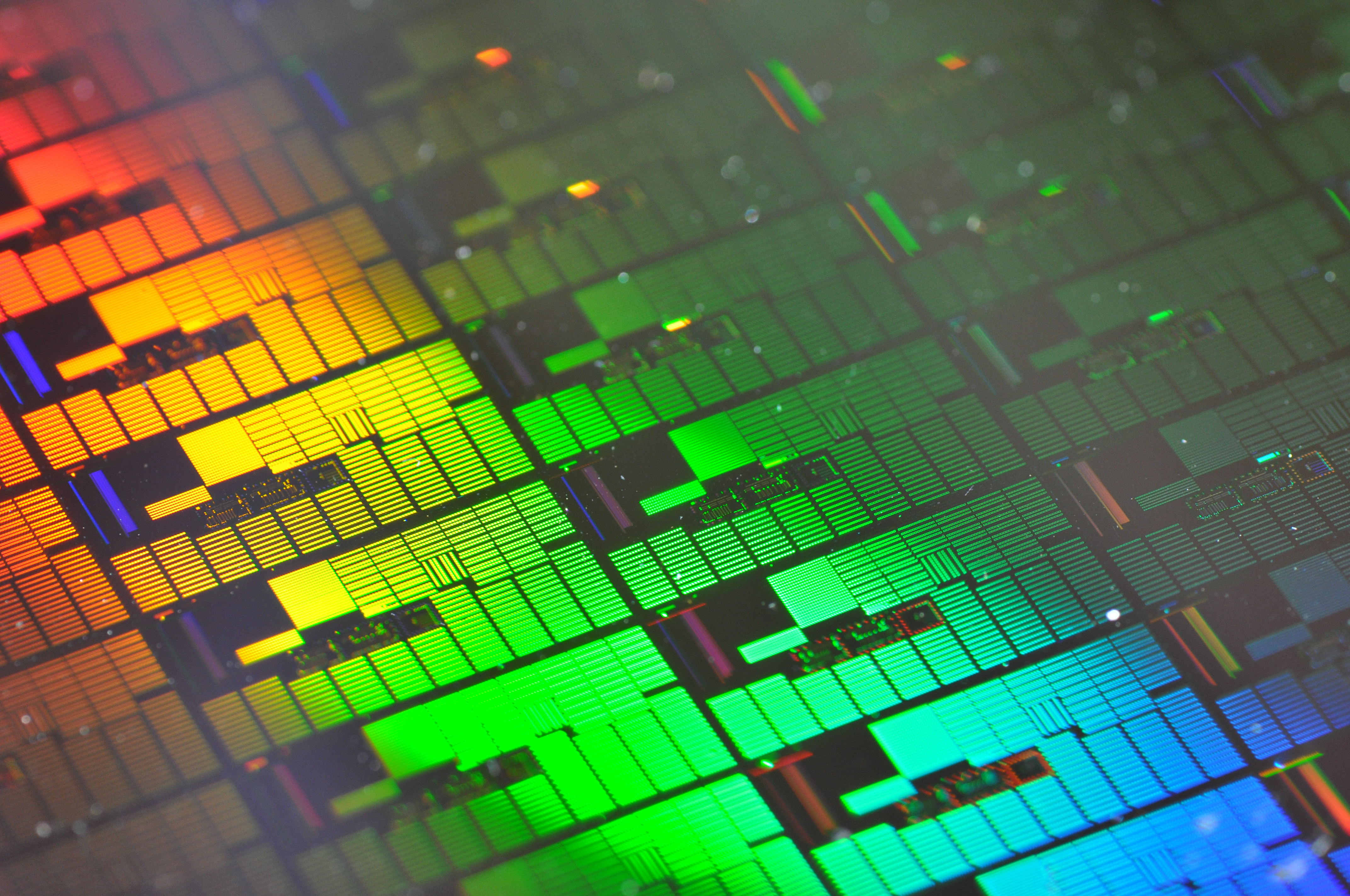In Regenbogenfarben schillernde Nahaufnahme eines Wafers. Close-up of a wafer shimmering in rainbow colors.