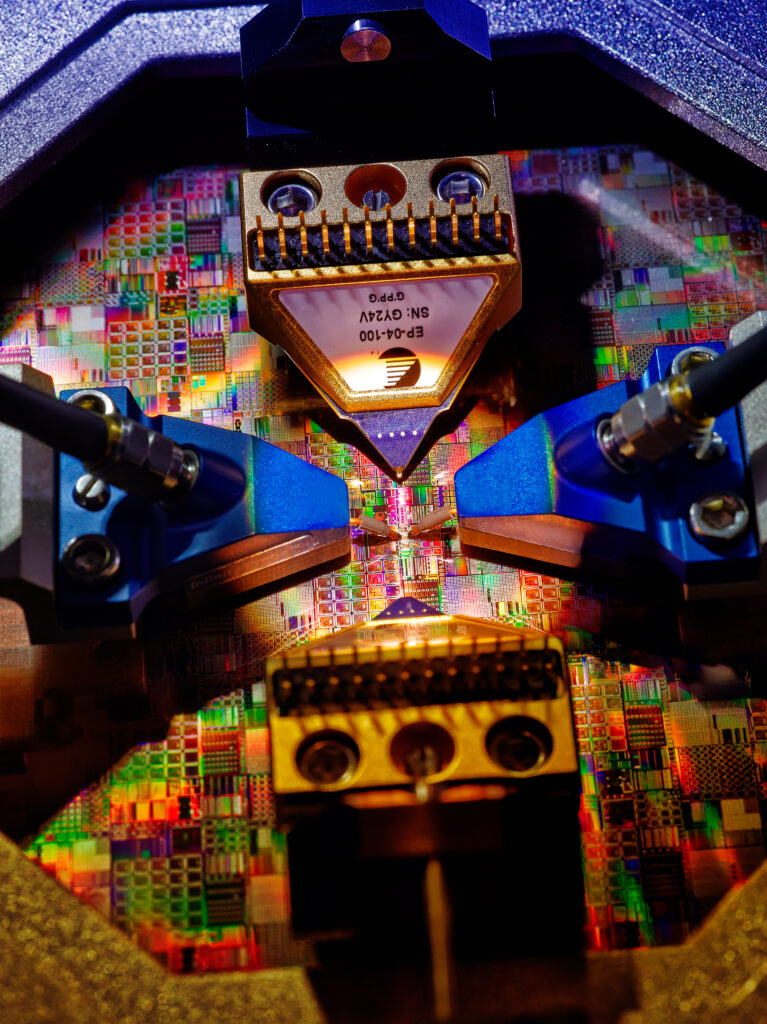 Entwicklung und Charakterisierung von Terahertzsensorik: Wafermessung unter dem Mikroskop mit elektrischen Präzisionssonden im Reinraum. Development and characterization of terahertz sensing: Wafer measurement under a microscope with precision electrical probes in a cleanroom.