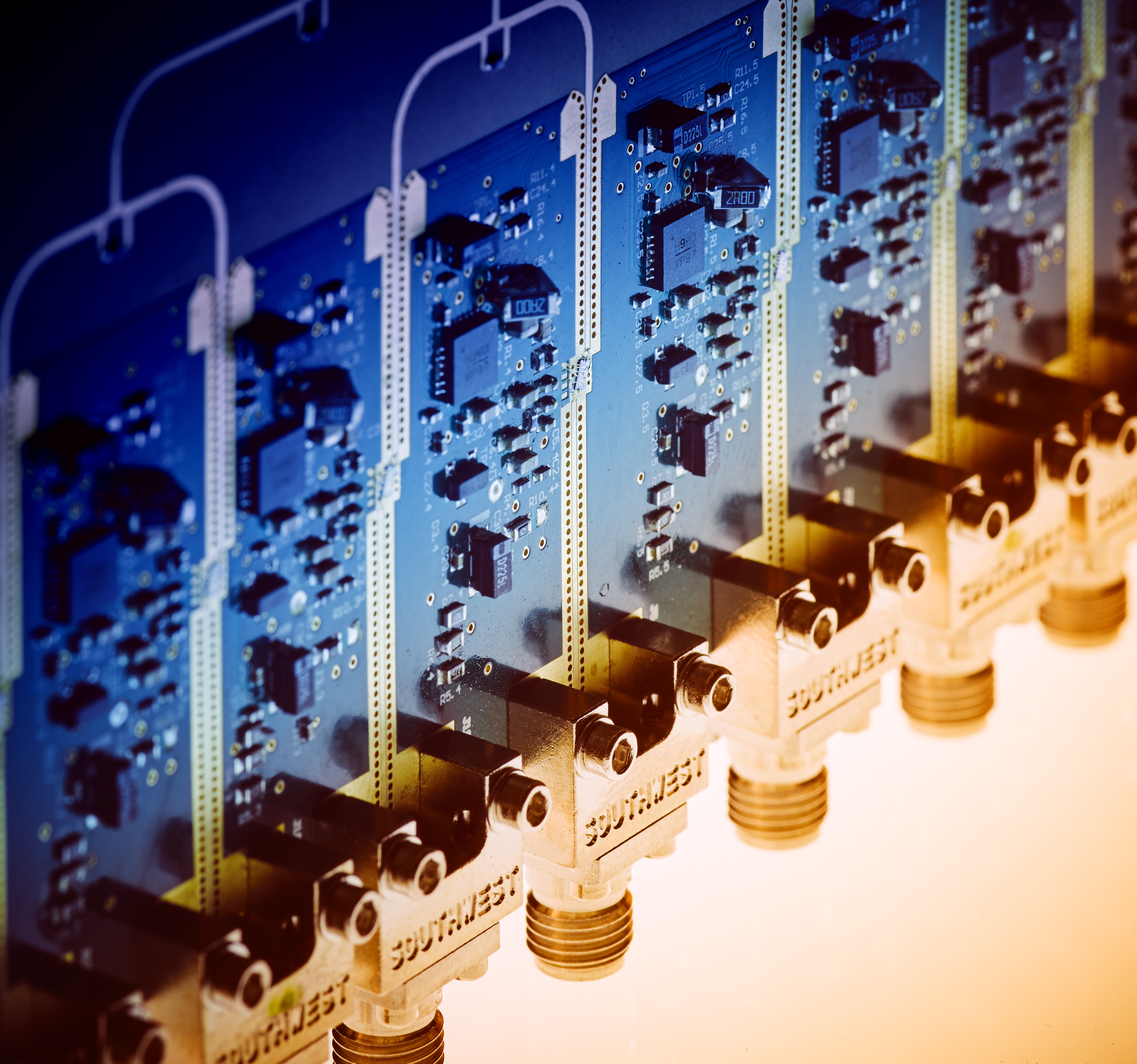 Eine Platine mit Hochfrequenzschaltungen für Millimeterwellenradar und Terahertzsensorik in blauer und Sepa-Farbtönung. A PCB with high-frequency circuits for millimeter-wave radar and terahertz sensing in blue and sepia tones.