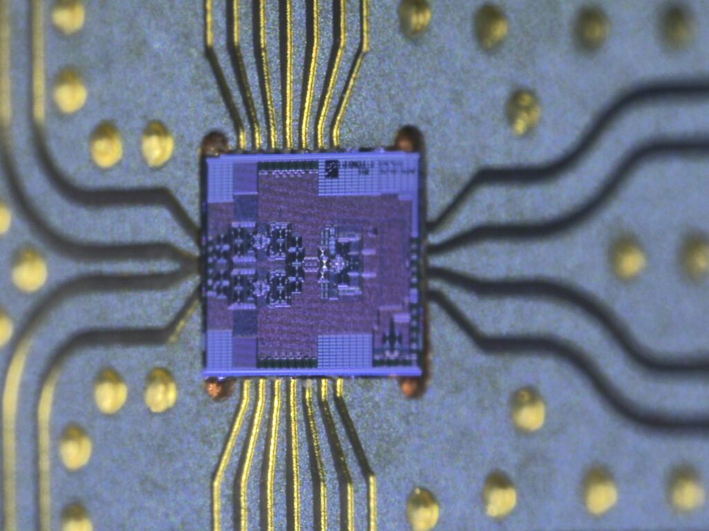 Fraunhofer FHR SiGe Chip für Terahertzsensorik in der Senke einer Platine in Schrägansicht. Fraunhofer FHR SiGe chip for terahertz sensing mounted in a PCB socket side view.