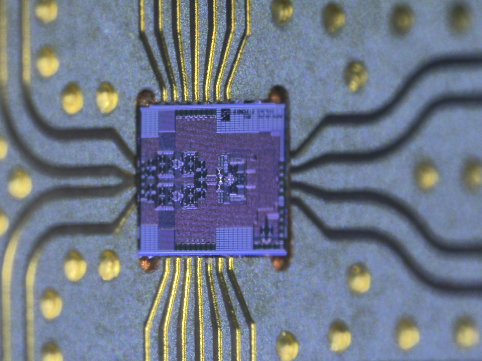 Fraunhofer FHR SiGe Chip für Terahertzsensorik in der Senke einer Platine in Schrägansicht. Fraunhofer FHR SiGe chip for terahertz sensing mounted in a PCB socket side view.